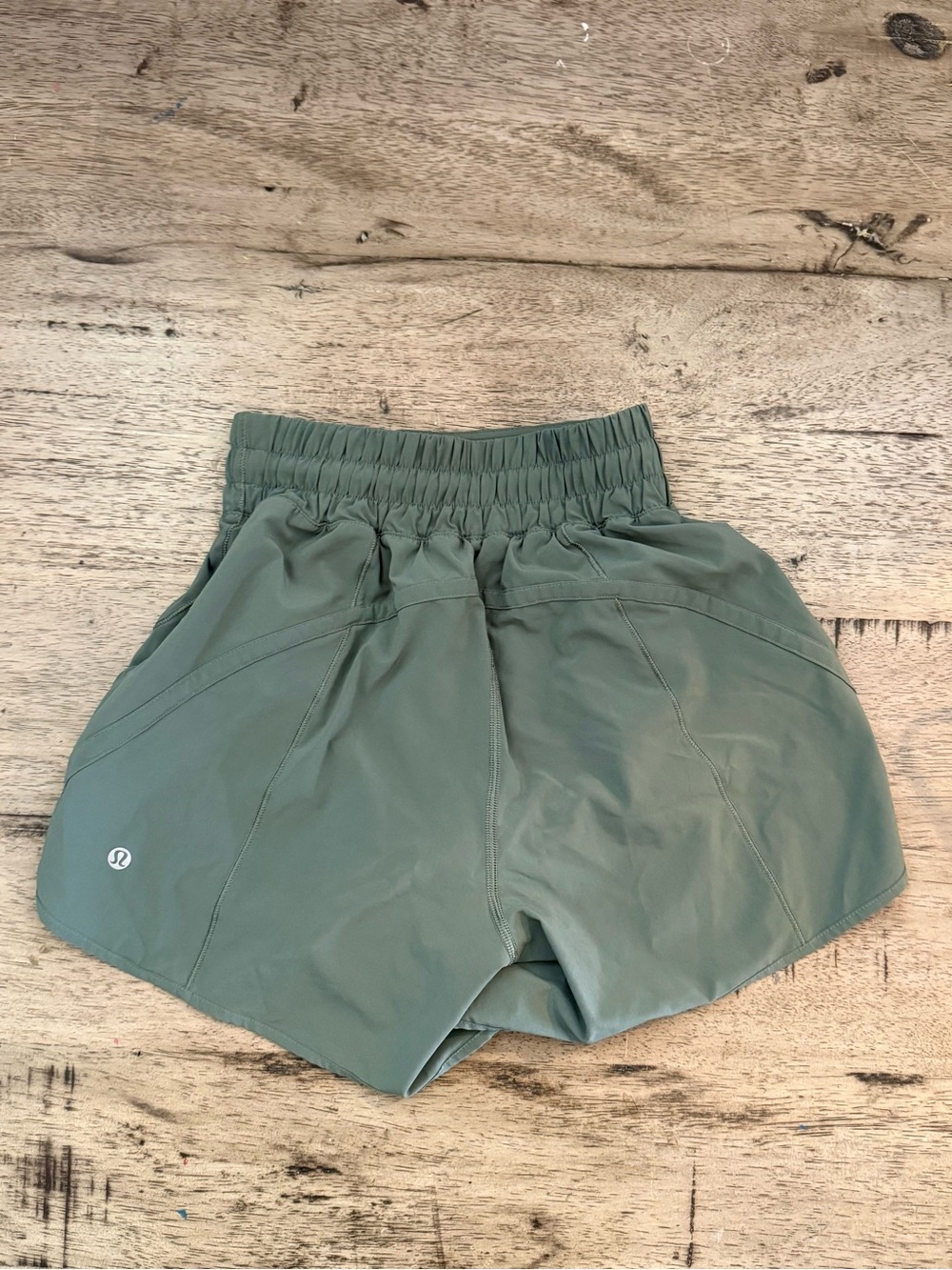 Lululemon Track That 5” Shorts - size 4 in excellent condition. - Picture 2 of 4
